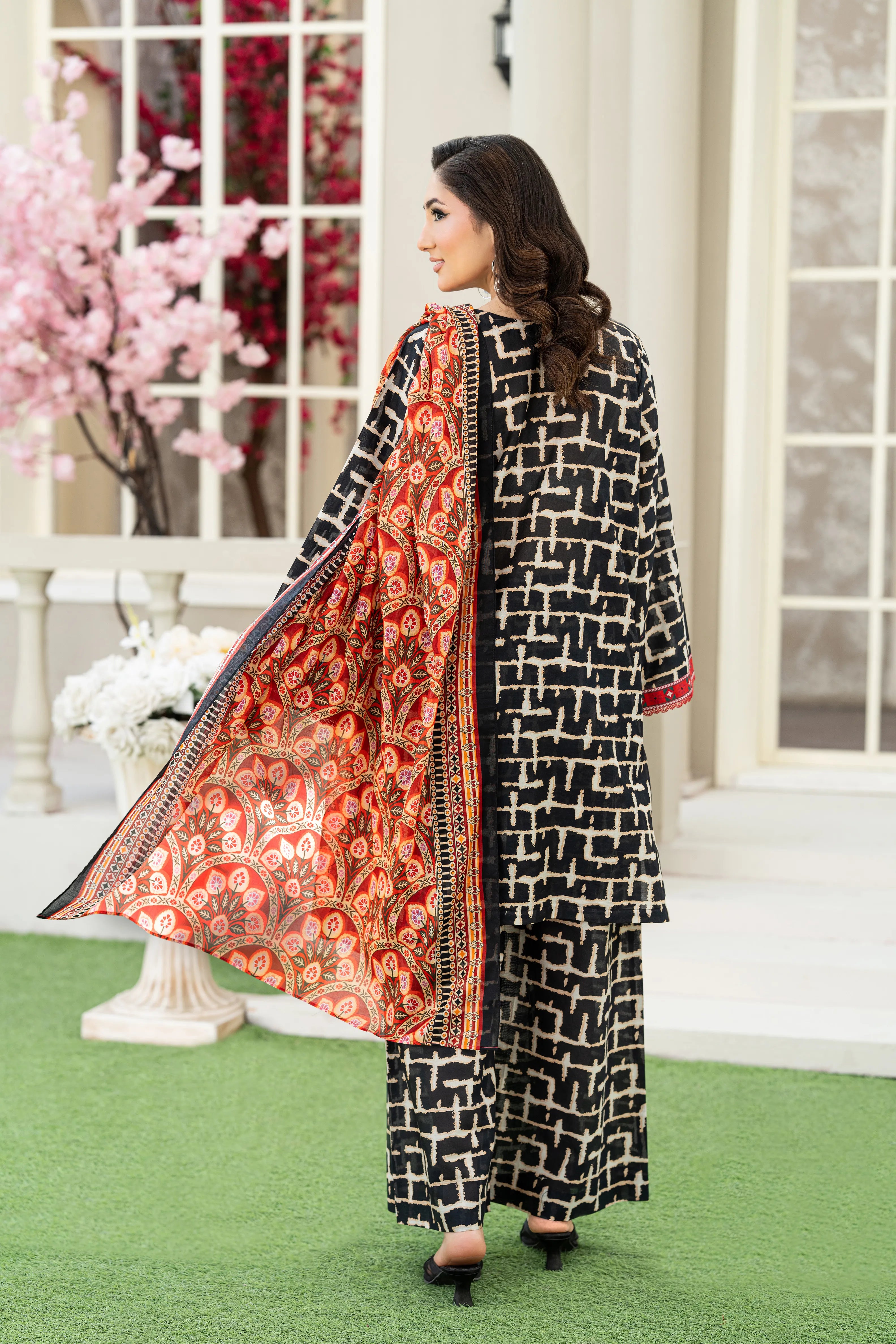 Noir Heritage Lawn Set