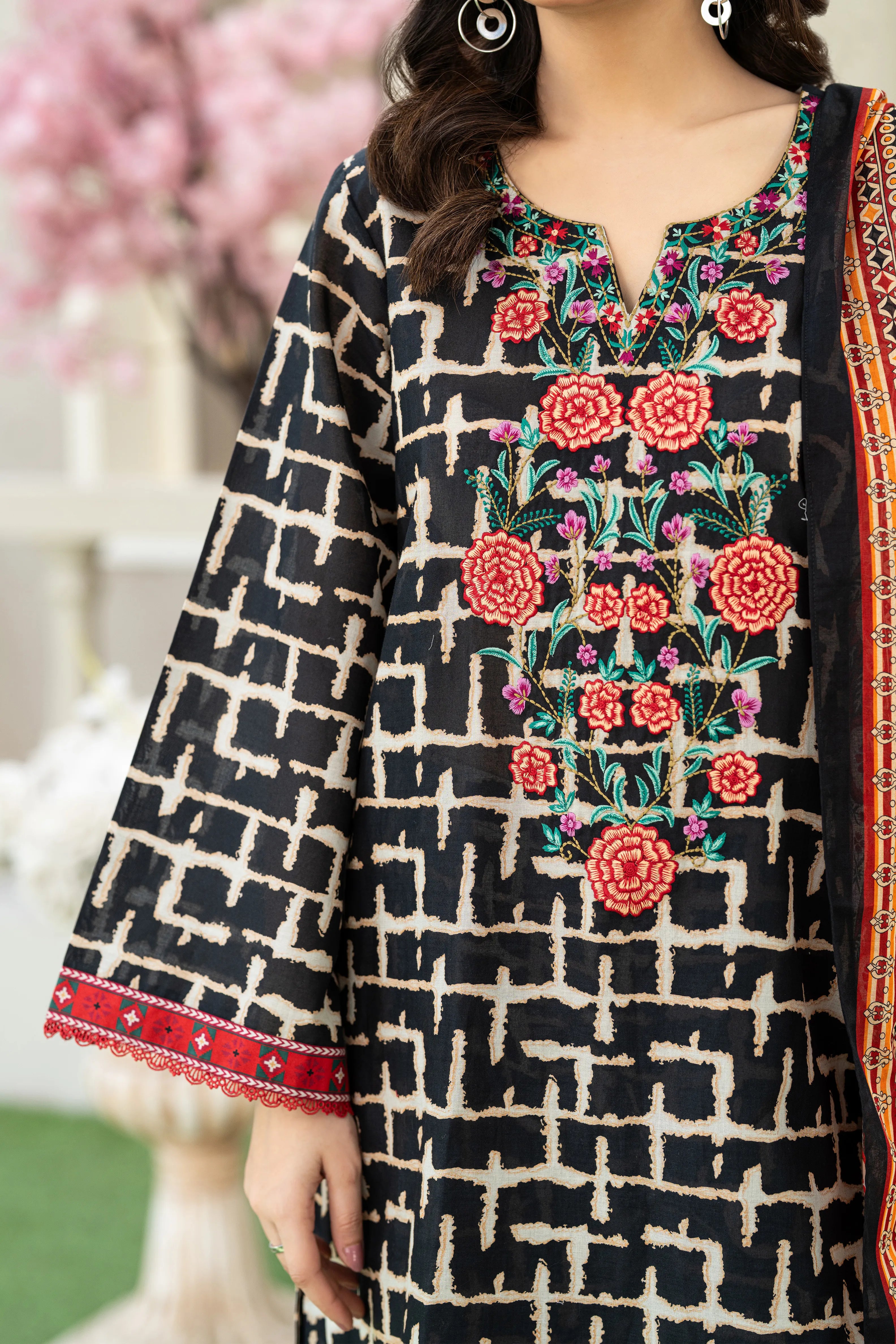 Noir Heritage Lawn Set