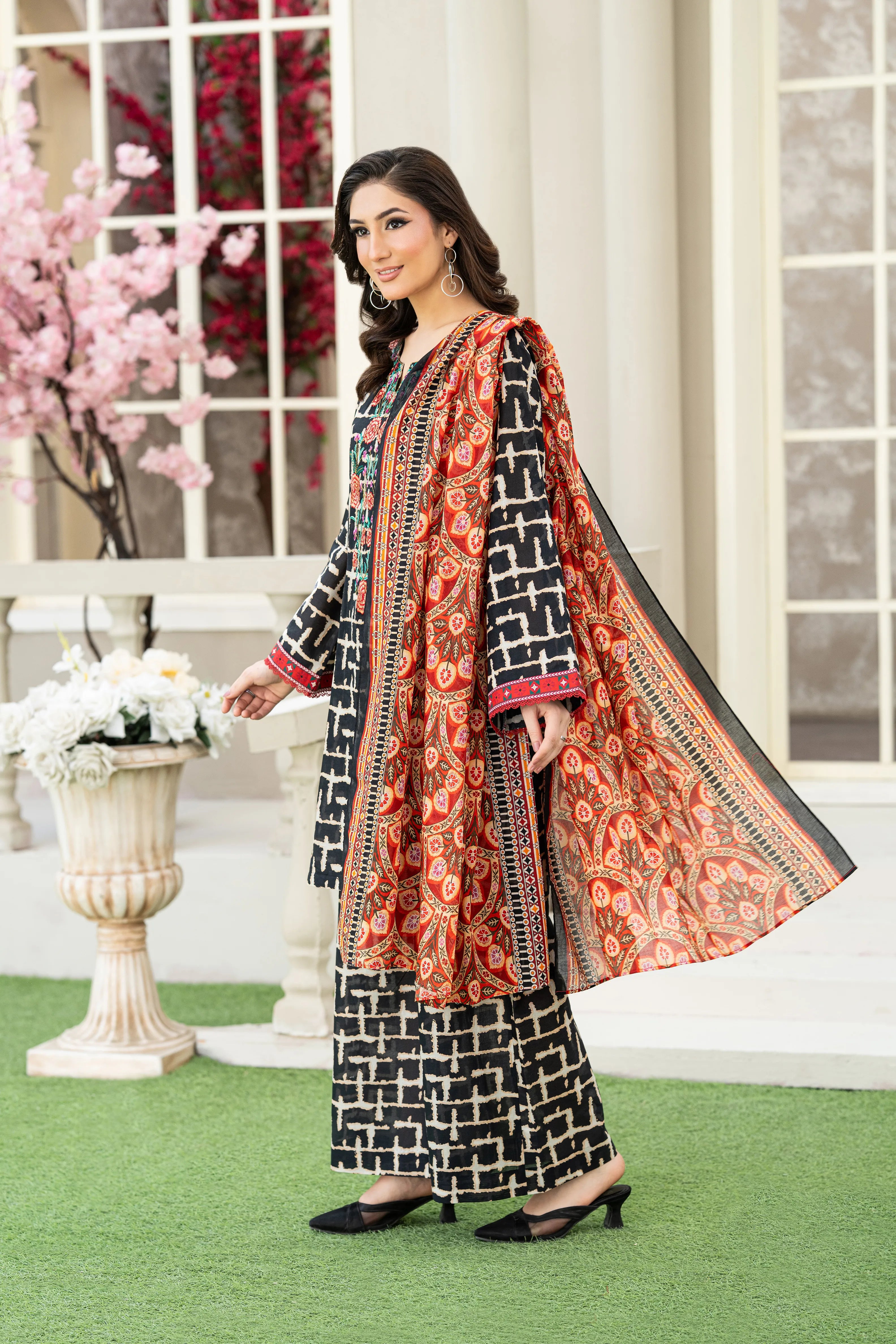Noir Heritage Lawn Set